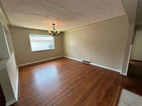 5th image of 9404 Parklind Dr