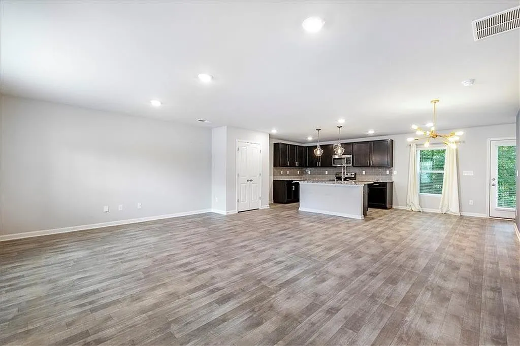 4 bed, 2.5 bath, 2322 sqft, $2,750 — Photo 4