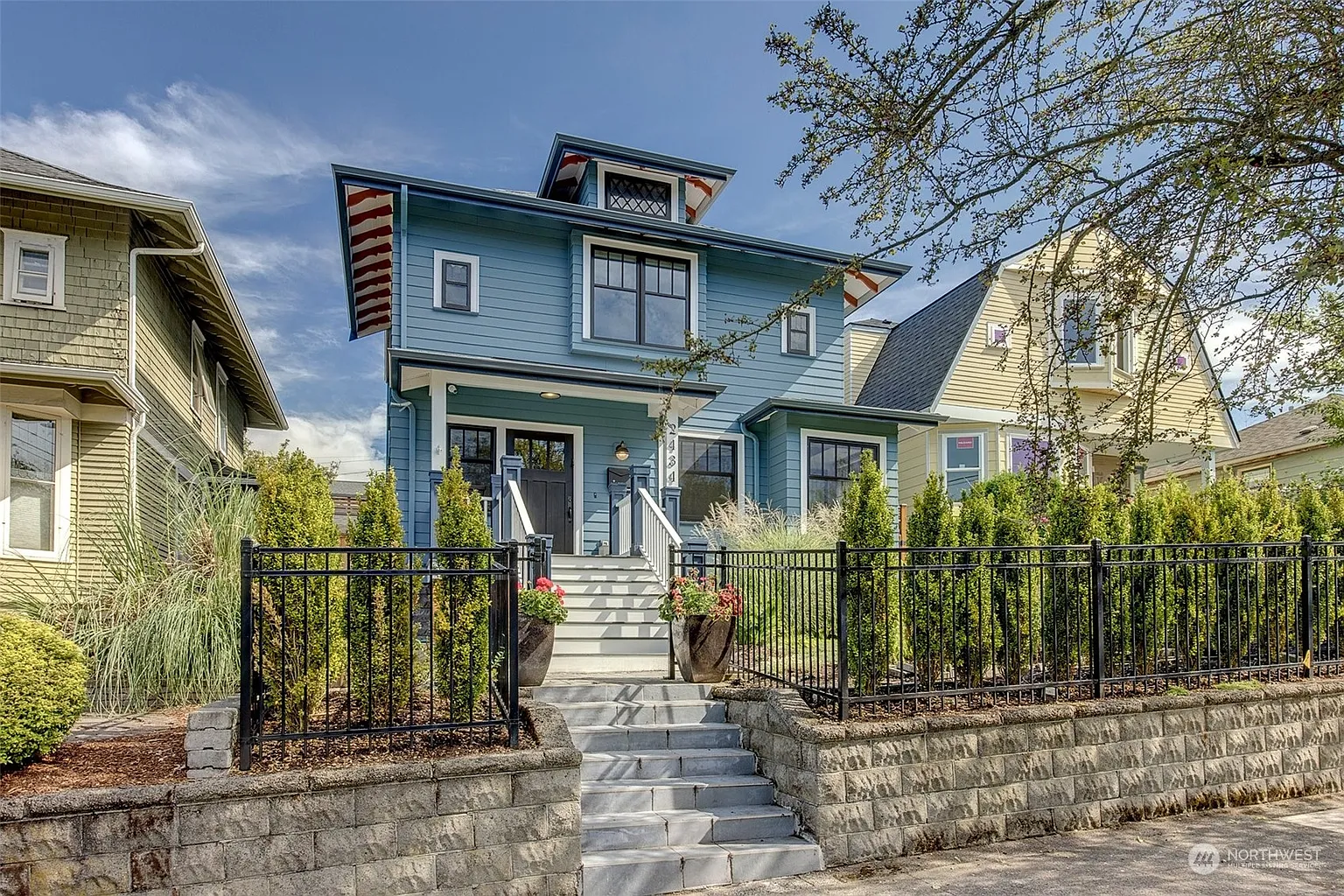 2434 Queen Anne Avenue N photo 1