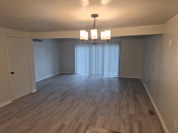 15940 W Eleven Mile Rd, Southfield, MI 48076