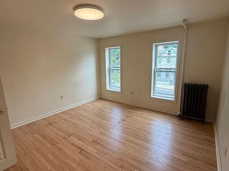 215 E King St — Photo 7