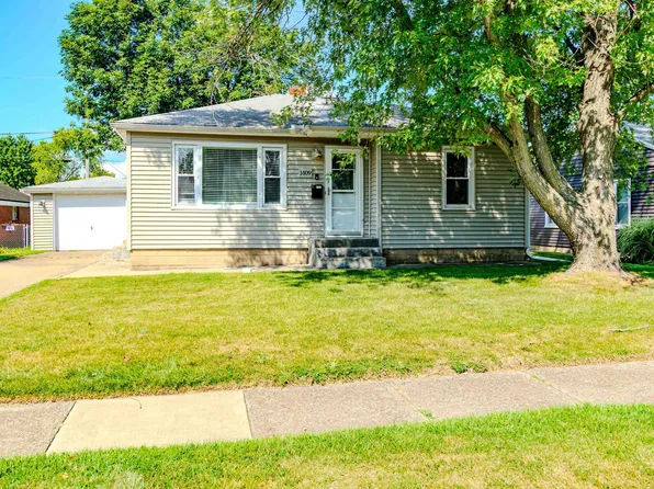 1409 N 12th St, Pekin, IL 61554