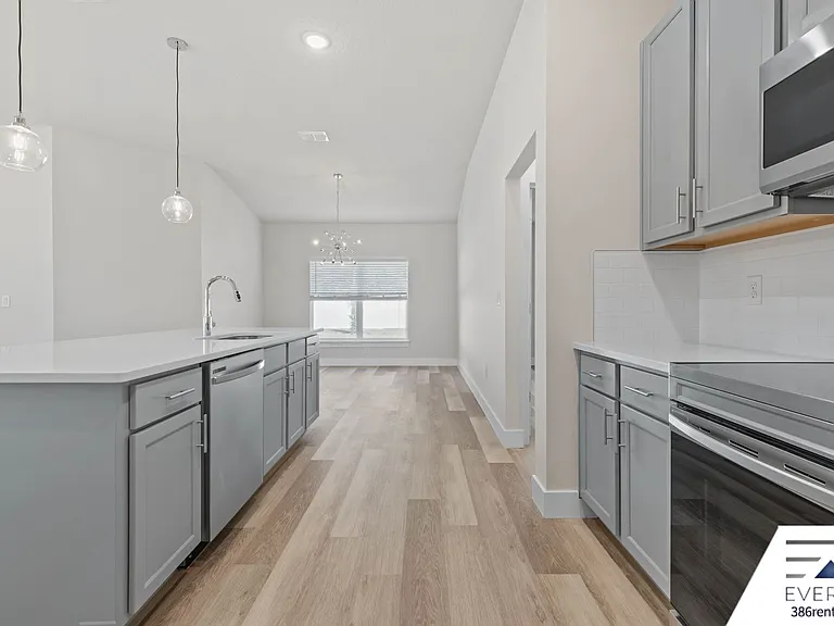 71 Point Of Woods Dr — Photo 13