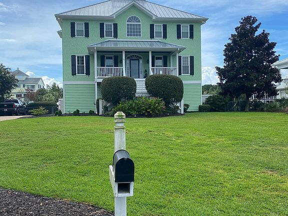 Beautifully maintained in freshly renovated waterfront mansion in Wilmington with private dock