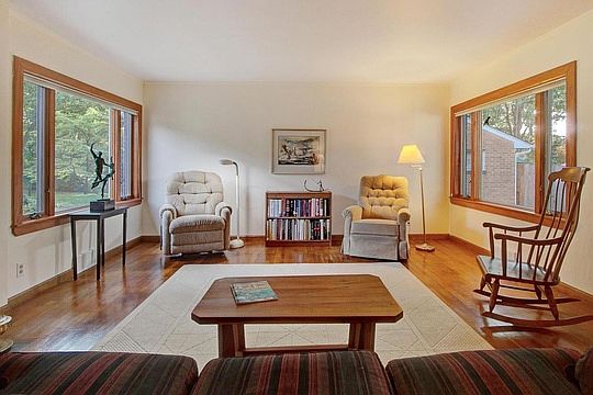 5th image of 537 Glenmont Ave