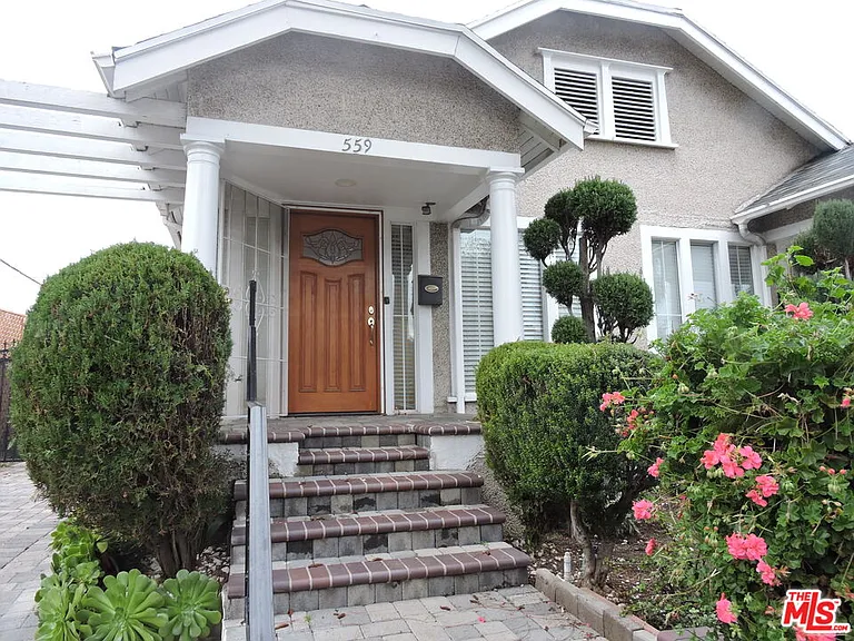 559 N Windsor Blvd — Photo 3