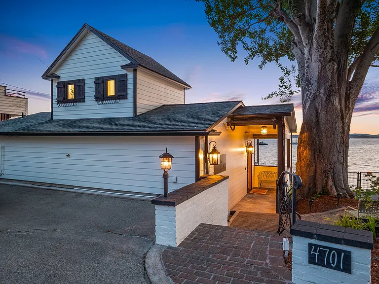 4701 Beach Dr SW — Photo 4