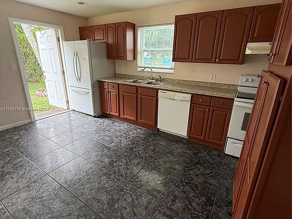 2nd image of 836 Bayberry Dr