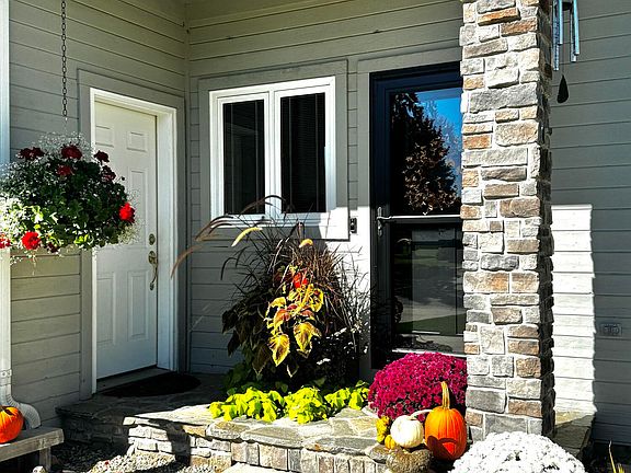 3rd image of 910 Cardinal Dr