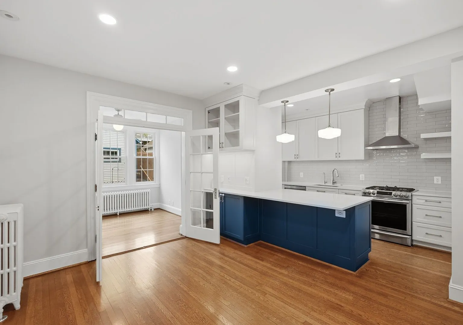 Glover Park Townhome | 4 Bed | 3.5 Bath | 2,500 Sf | Large Front Porch & Fenced-In Backyard w/ Deck — Photo 4