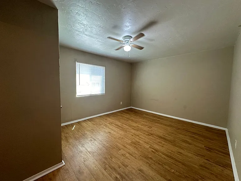 6016 Nw Expy #B — Photo 10