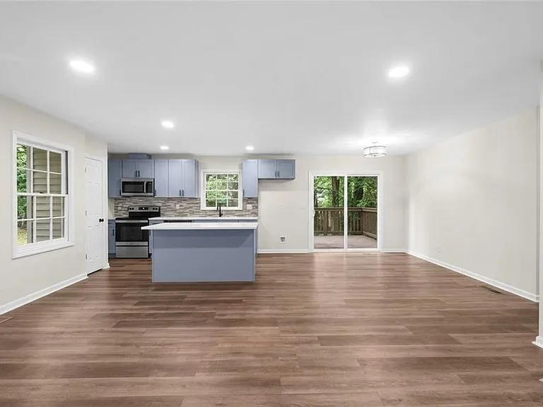 3022 Hillwood Dr — Photo 2