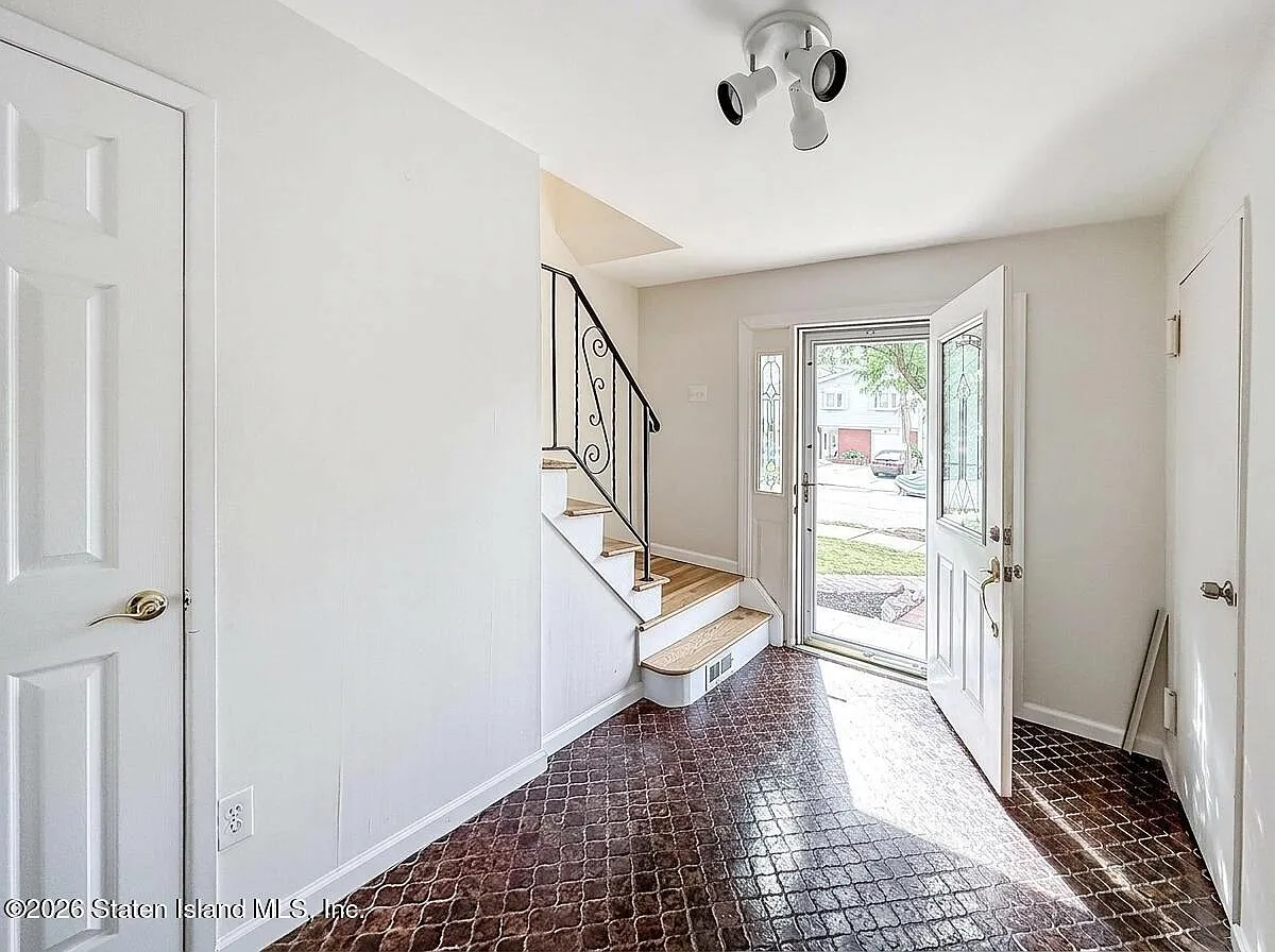 3 bed, 2.0 bath, 2088 sqft, $3,500 — Photo 2