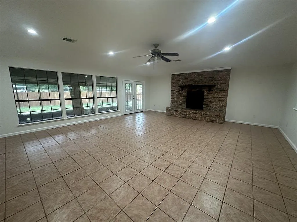 3 bed, 1818 sqft, $2,300 — Photo 4