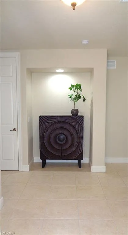 2 bed, 2.0 bath, 2058 sqft, $7,900 — Photo 2