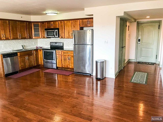 1st image of 60 Parkway Dr E APT 8E