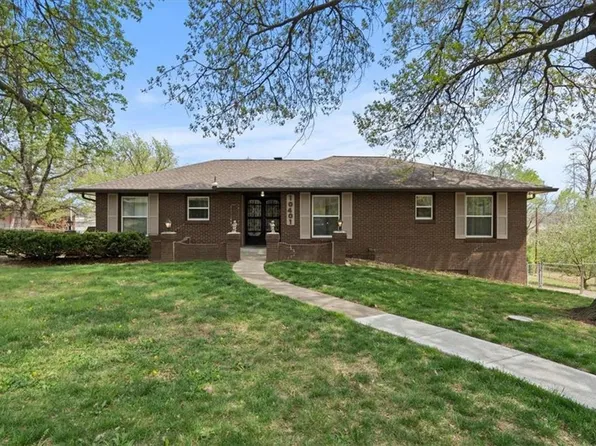 10401 Cypress Dr, Kansas City, MO 64137