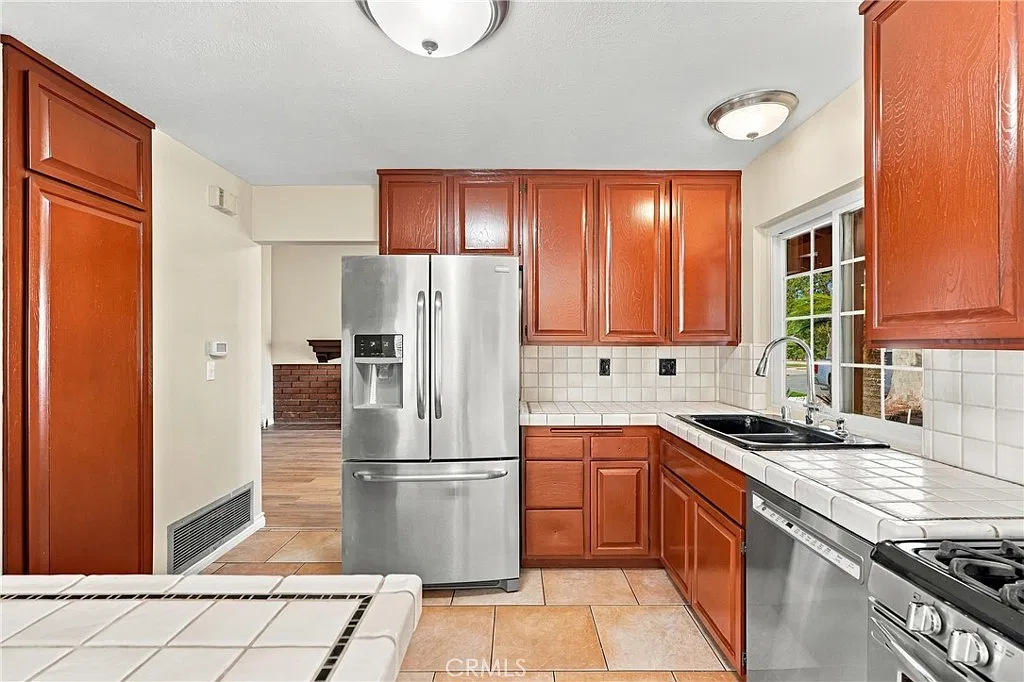 3 bed, 1238 sqft, $3,999 — Photo 3