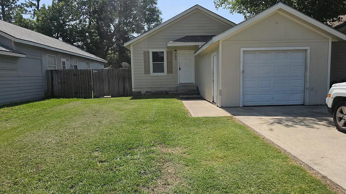 Building Photo - 11919 Kingslake Forest Dr