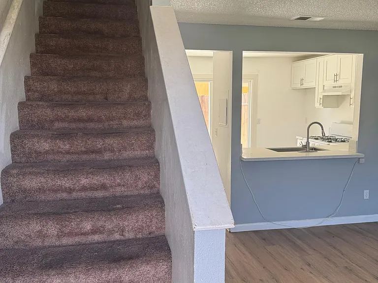 341 S Maple Ave — Photo 6