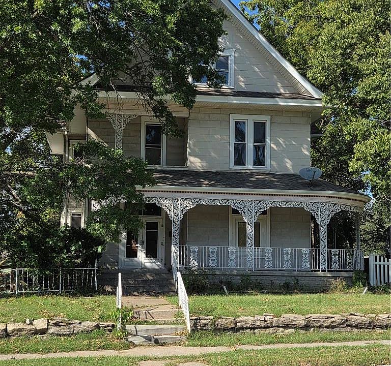 2nd image of 902 W Maple Ave