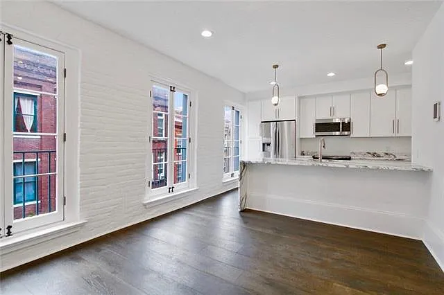 2 bed, 2.0 bath, 900 sqft, $2,400 — Photo 3