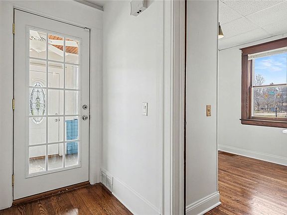 3rd image of 2550 Norton St