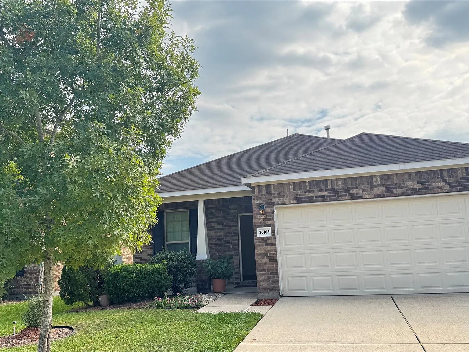 3 bed, 2.0 bath, 1740 sqft, $2,100 — Photo 3