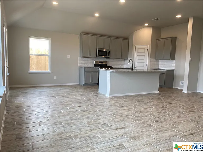 132 Lyndon Dr — Photo 6