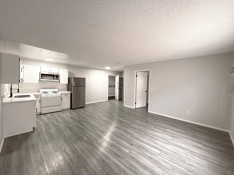 226 South Serrano — Photo 16