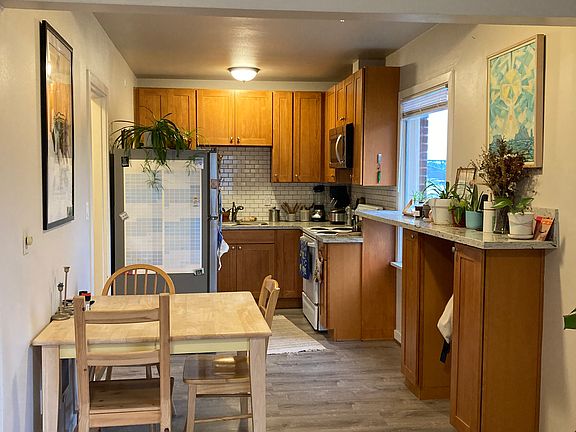 Full kitchen - Dishwasher, microwave, oven, fridge