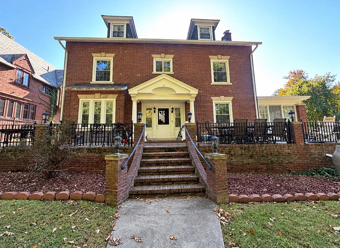 5 bed, 3.5 bath, 3400 sqft, $4,100 — Photo 1