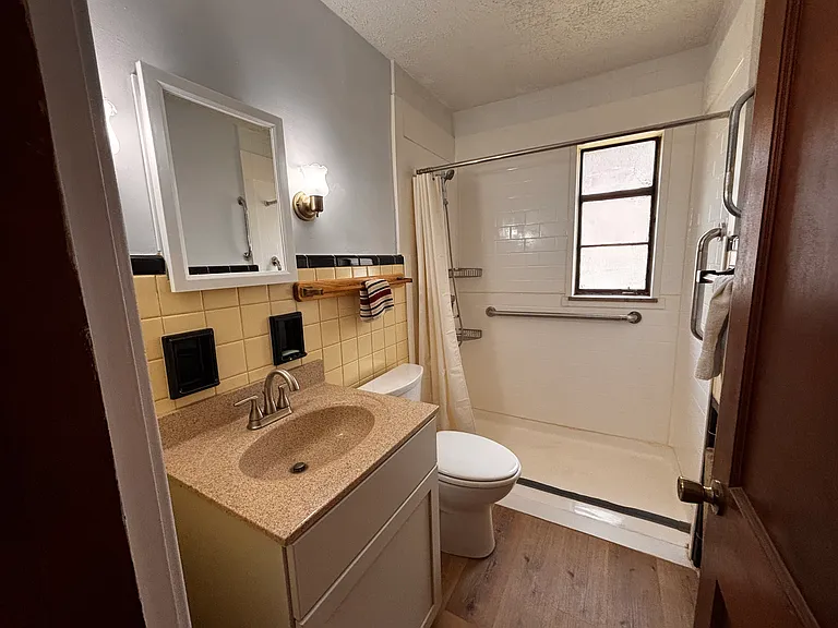 360 Ross Ave — Photo 2