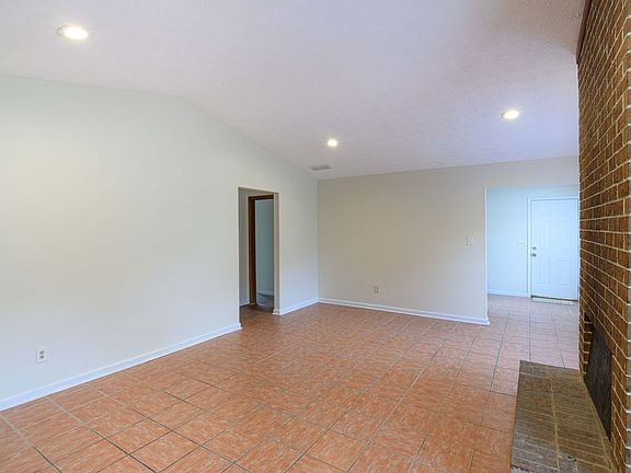 4th image of 8081 Magnolia Dr