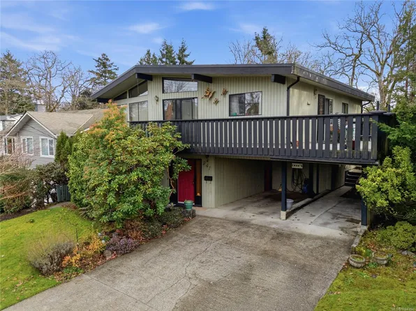 941 Lucas Ave, Saanich, BC V8X 4E6