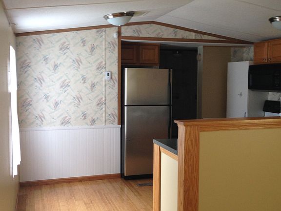 Kitchen/Dining-different cabinets included