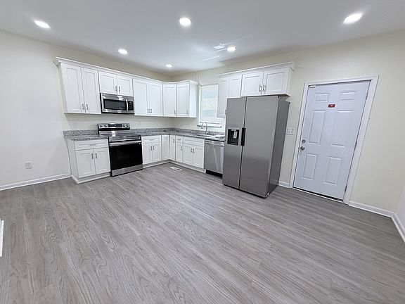 2nd image of 907 Rugby St