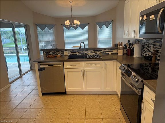 5th image of 527 SW 40th Ter