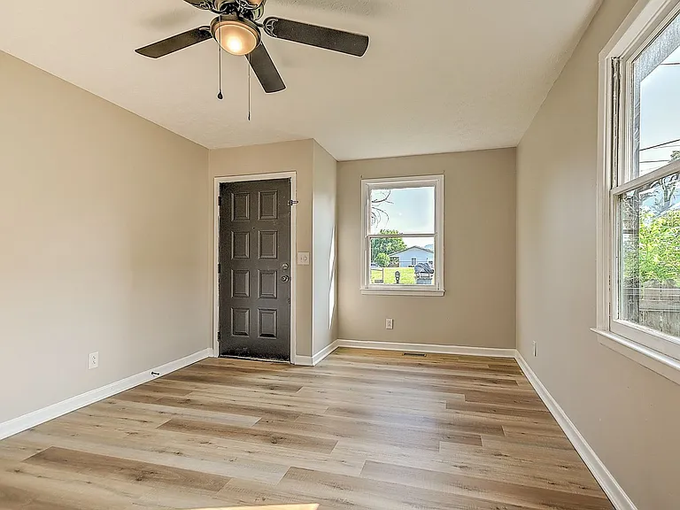 921 Elizabeth St — Photo 5