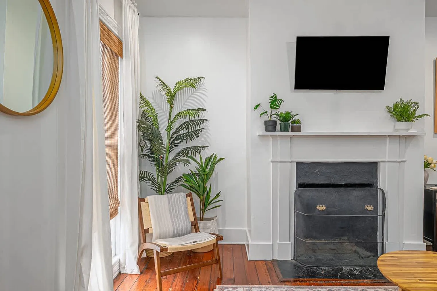 1 bed, 1.0 bath, 742 sqft, $3,204 — Photo 2