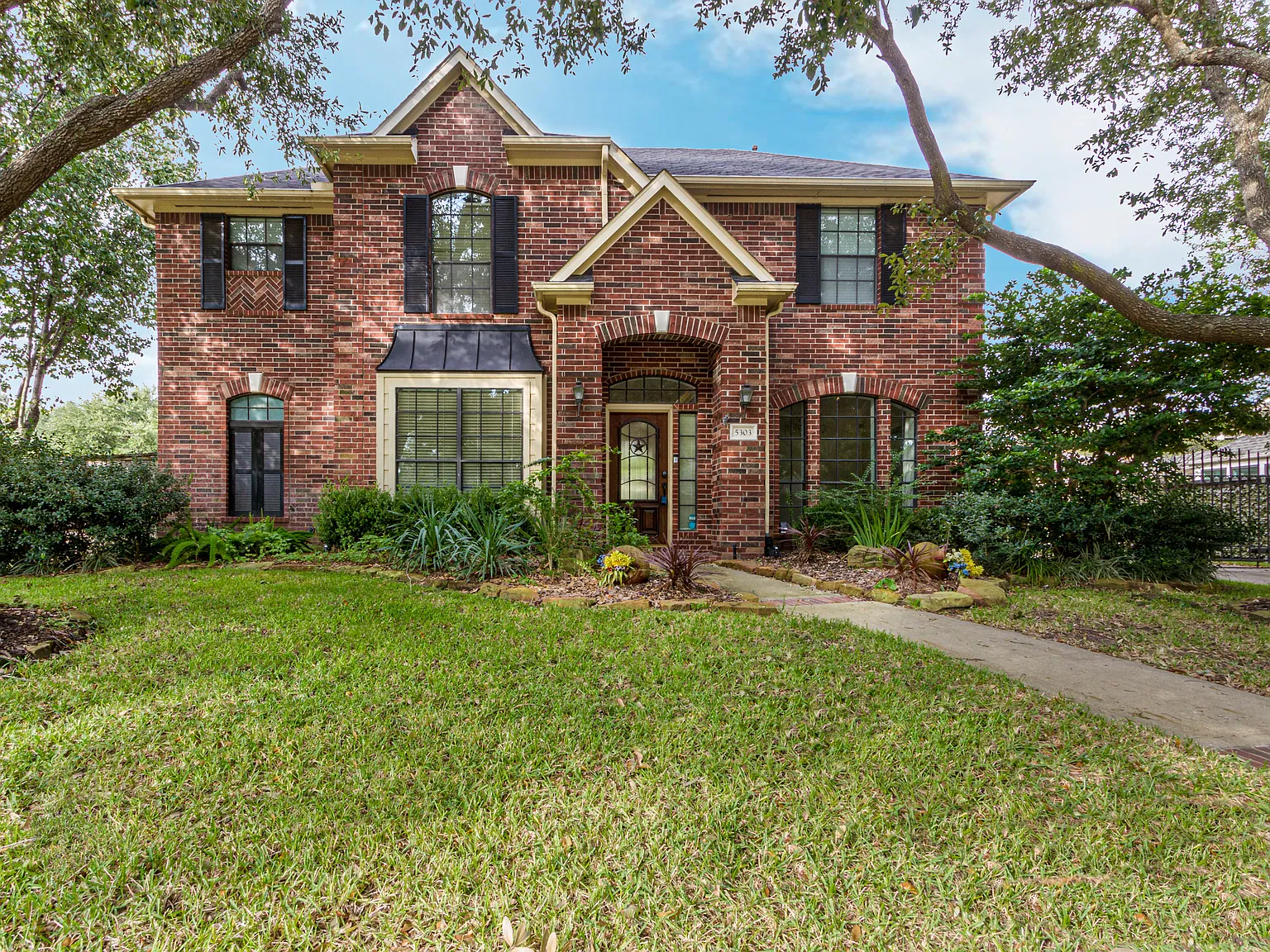 4 bed, 3.5 bath, 2811 sqft, $3,500 — Photo 1