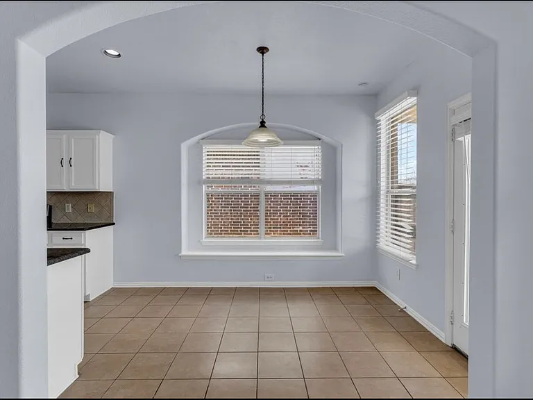 933 Bens Dr — Photo 6