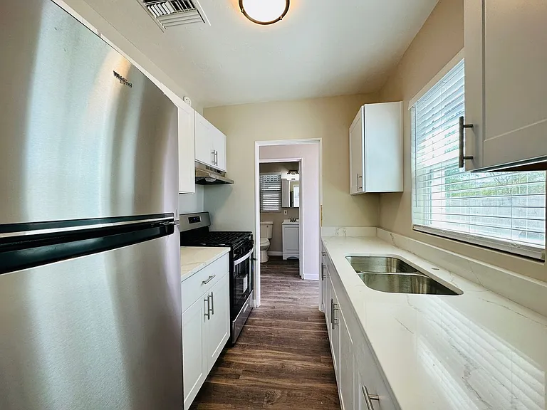1 Bedrooms Near U of A! Cottage Style Homes with Washer/Dryers and Renovated! — Photo 24