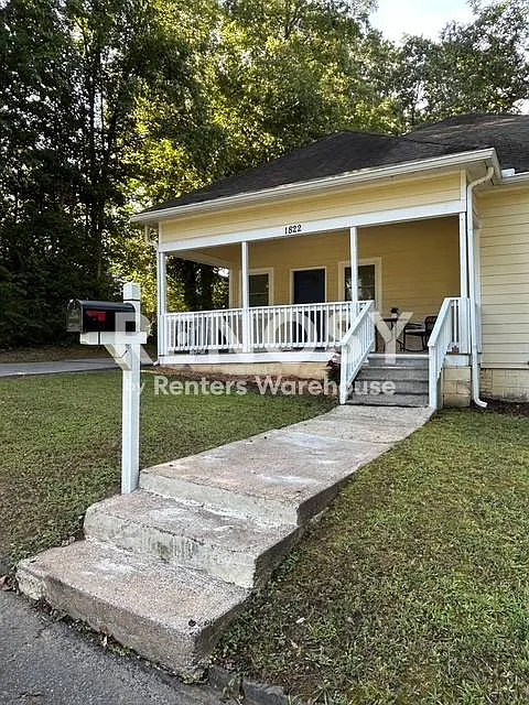 Charming 3 BR 2 Bath with Gleaming Hardwood Floors in East Point — Photo 2