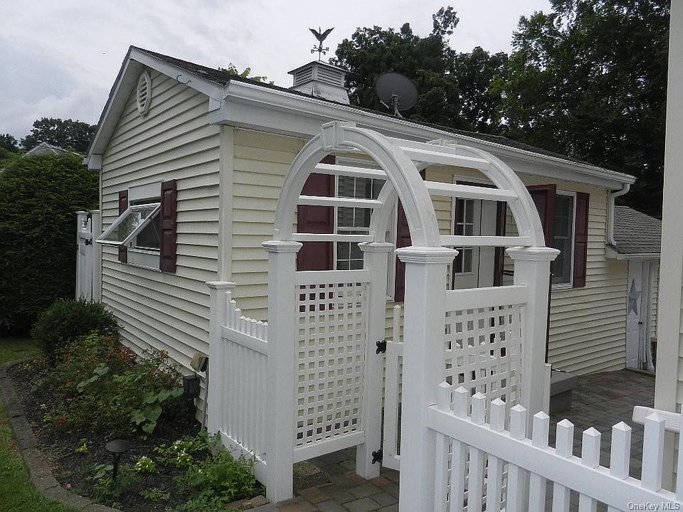1st image of 33 West Dr
