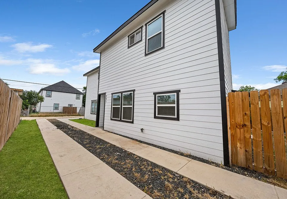 323 Gabriel St #201