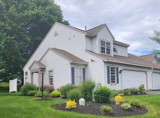 29 Highpointe Dr, Troy, NY 12182