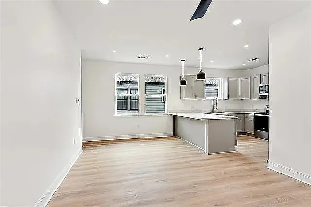 2427 Franklin Ave — Photo 6
