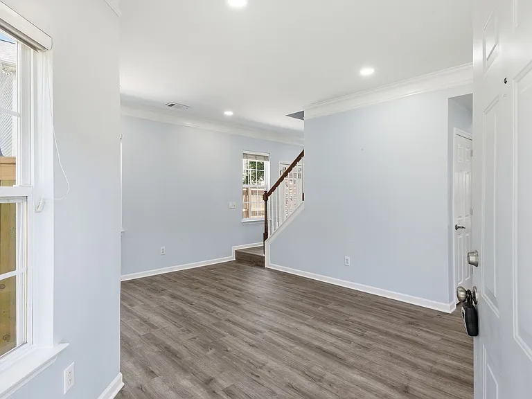 85 Heaton Close — Photo 5