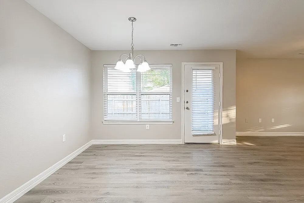 3 bed, 2.0 bath, 1369 sqft, $1,985 — Photo 4